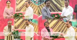 স্বাধীনতা পুরস্কারপ্রাপ্তদের হাতে পদক তুলে দিলেন প্রধানমন্ত্রী